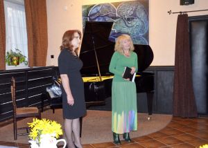 Opening of Dorota Wojsznis's exhibition before the concert. In the photo (from left) the author of the exhibition and Jolanta Nitka, who runs the activities of the Four Muses Parlour in Oborniki Śląskie   Photo by Waldemar Jozef Marzec.